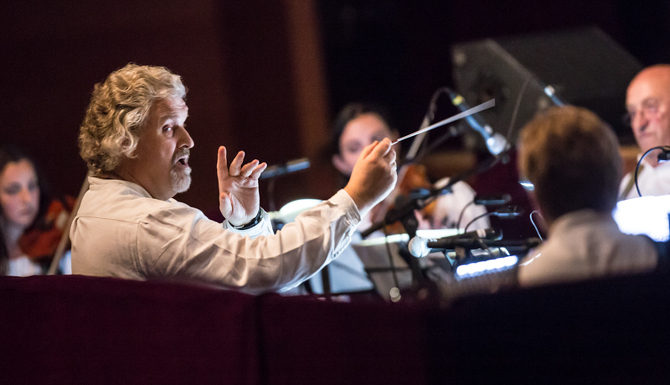 Komponist Hansl Klaunzer dirigiert das vorzügliche spielende Orchester - die Altmatreier Tanzmusik.