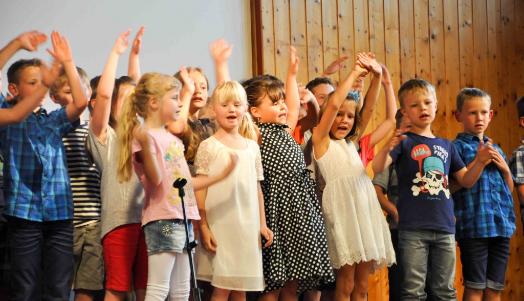 Die Kinder der VS Ainet trugen bei der Abschlussfeier begeistert Lieder zum Thema „Mutter Erde" vor. 
