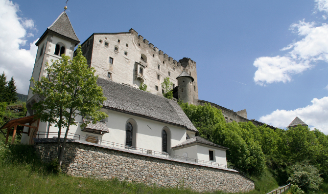 Die Burg Heinfels mit der Expositurkirche St. Peter und Paul