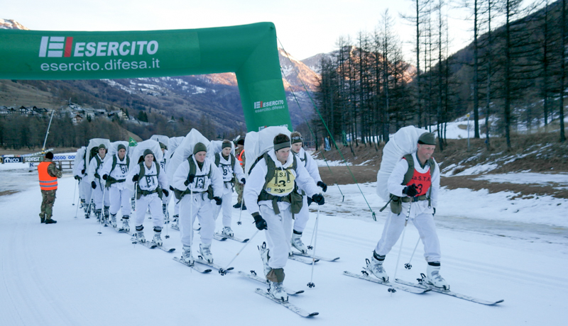 Die Osttiroler Hochgebirgsjäger beim Start zur Königsdisziplin - dem Zugswettkampf