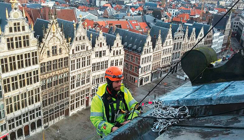 Bernd Hatzer bei Arbeiten an der Weihnachtsbeleuchtung von Antwerpen