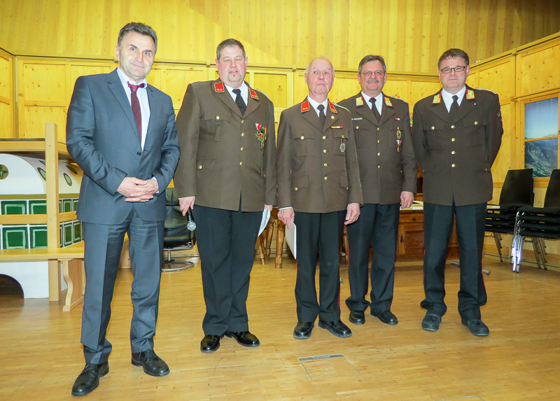 Alt-Kommandant Josef Blaßnig (Mitte) erhielt für 60 Jahre Mitgliedschaft und sein Engagement als Kommandant das Ehrenzeichen des Landesfeuerwehrverbandes Tirol.