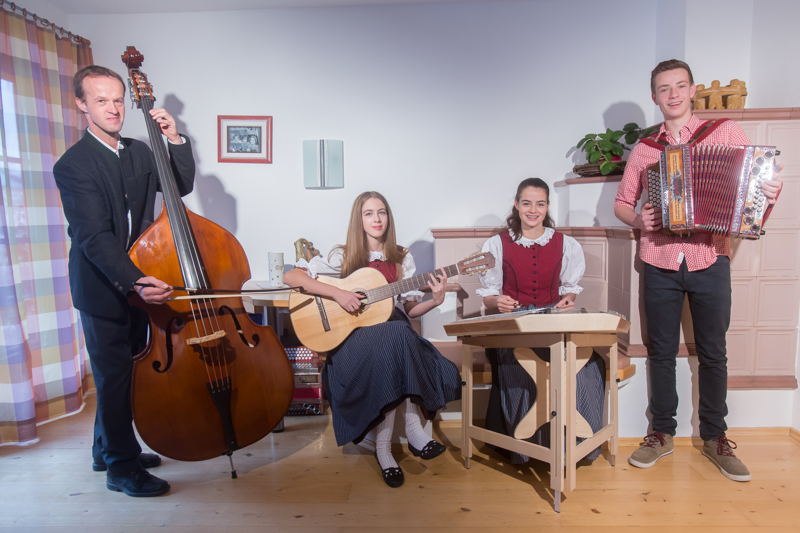 v.l.n.r.: Martin hat mit seinen Kindern Sophie, Magdalena und Mathias die „Familienmusik Mattersberger" gegründet.