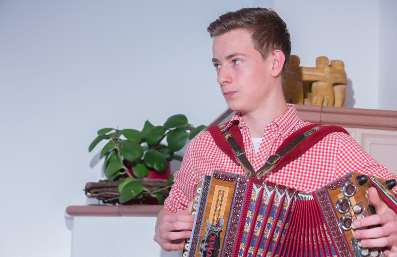 Mathias Mattersberger: „Für mich stand die Steirische Harmonika immer als Instrument meiner Wahl fest. Schon als kleiner Bub hörte ich meinem Opa und Tate beim Musizieren zu. Mit acht Jahren startete mein Unterricht an der Musikschule in Matrei."