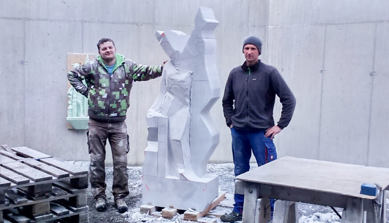 Der Bildhauer Virgil Fuetsch (links) und der Steinmetz Franz Martin Lang beim Arbeiten an ihrer Skultptur des Hl. Florian