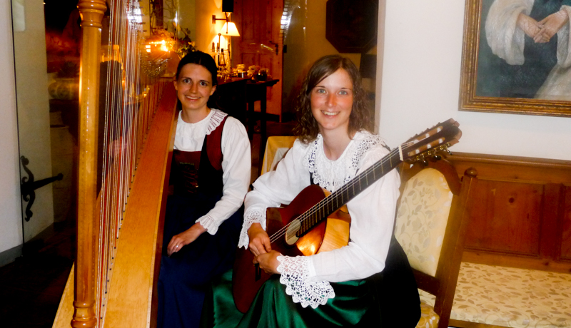 Eva Wibmer und Monika Stocker sorgen beim Weinabend mit Harfe und Gitarre für stimmungsvolle Musik.