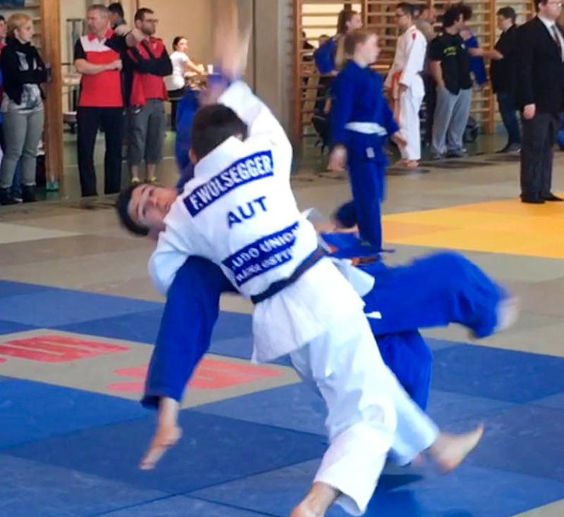 Florian Wolsegger (im weißen Judogi) überraschte seinen Gegner bei diesem Kampf mit einem dynamischen Beinfeger.