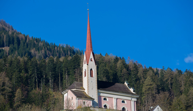 Ziel der historischen Wallfahrt ist die Pfarrkirche St. Ulrich am Lavanter Kirchbichl.