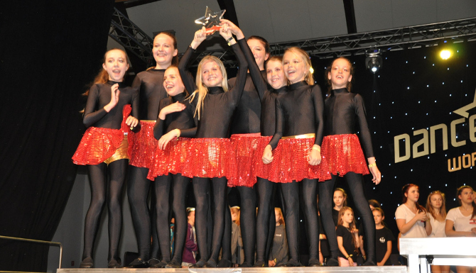 Mit dem Stepp-Beitrag „Irish Dance Sensation" wurden neun Tänzerinnen der Tanzschule Valeina Vizeweltmeister