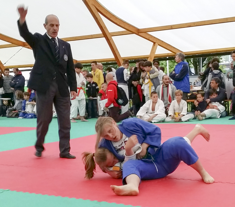 Leonie Brugger (im blauen Judogi) gewann alle ihre Kämpfe mit Ippon.