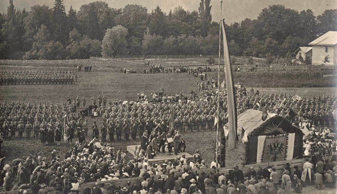 Auf dem Feld vor der Lienzer Franz-Josef-Kaserne wird im Mai 1915 das Lienzer Standschützen-Bataillon vereidigt. (Fotograf: Unbekannt; Sammlung Oliva Lukasser - TAP)