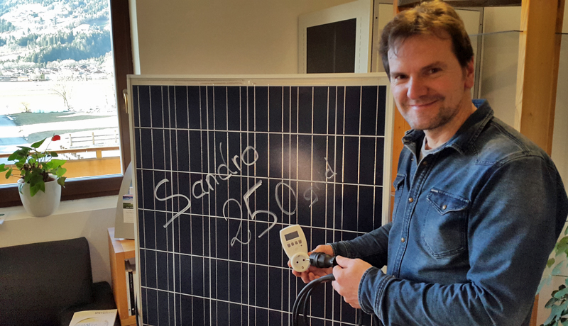 Martin Kollnig präsentiert eines der kleinsten Sonnenkraftwerke.