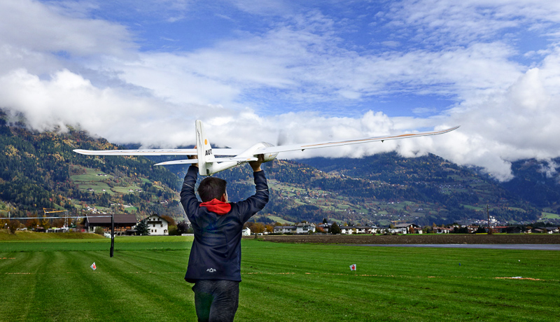 Philipp Gomig - Sieger der Jugendklasse - beim Start seines Segelflugzeuges „Cularis". Auf dem Bild ist auch das Tor zu sehen, das möglichst ohne Berührung durchflogen werden muss.