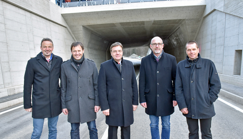 v.l.n.r.: Christian Molzer (Vorstand Abt. Verkehr und Straße), Harald Haider (Leiter BBA Lienz), LH Günther Platter, Bernhard Schneider (Bgm. Assling), Günter Guglberger (Leiter SG Brücken- und Tunnelbau)