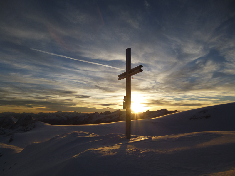 Zu Sonnenuntergang standen die drei Alpinisten beim Gipfelkreuz und nannten ihre Route „Hobby Strahler".